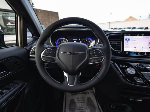 New 2026 Chrysler Pacifica Select FWD image 24