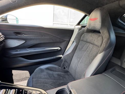 Used 2025 Aston Martin V8 Vantage Coupe RWD image 17