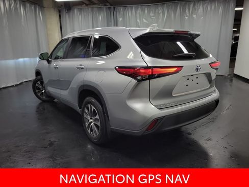 Used 2023 Toyota Highlander XLE AWD/4WD image 6