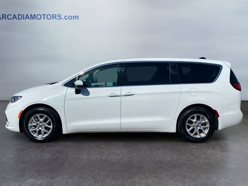 Used 2023 Chrysler Pacifica Touring-L image 2