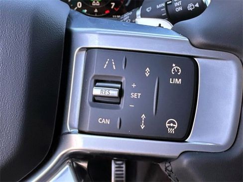 New 2025 Land Rover Discovery Dynamic SE image 27