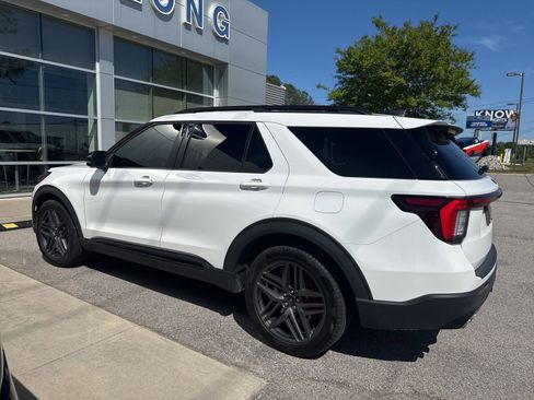 Used 2025 Ford Explorer ST w/ Sun And Sound Package AWD/4WD image 4