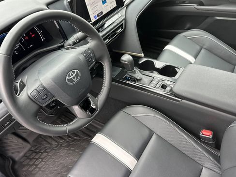 Used 2025 Toyota Camry SE image 12