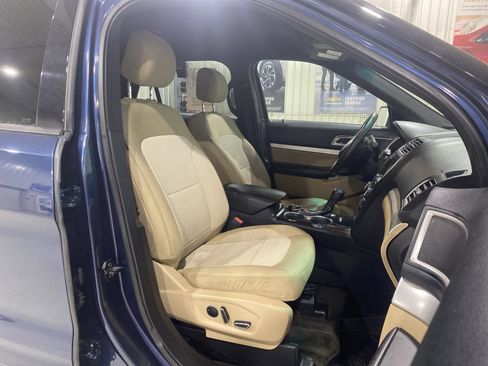 Used 2016 Ford Explorer XLT w/ Equipment Group 201A AWD/4WD image 17