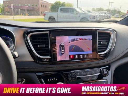 Used 2025 Chrysler Pacifica Pinnacle w/ Trailer Tow Group AWD/4WD image 33