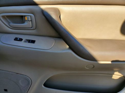 Used 2004 Toyota Sequoia SR5 image 38