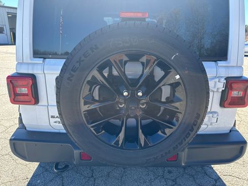 Used 2025 Jeep Wrangler Sahara image 18