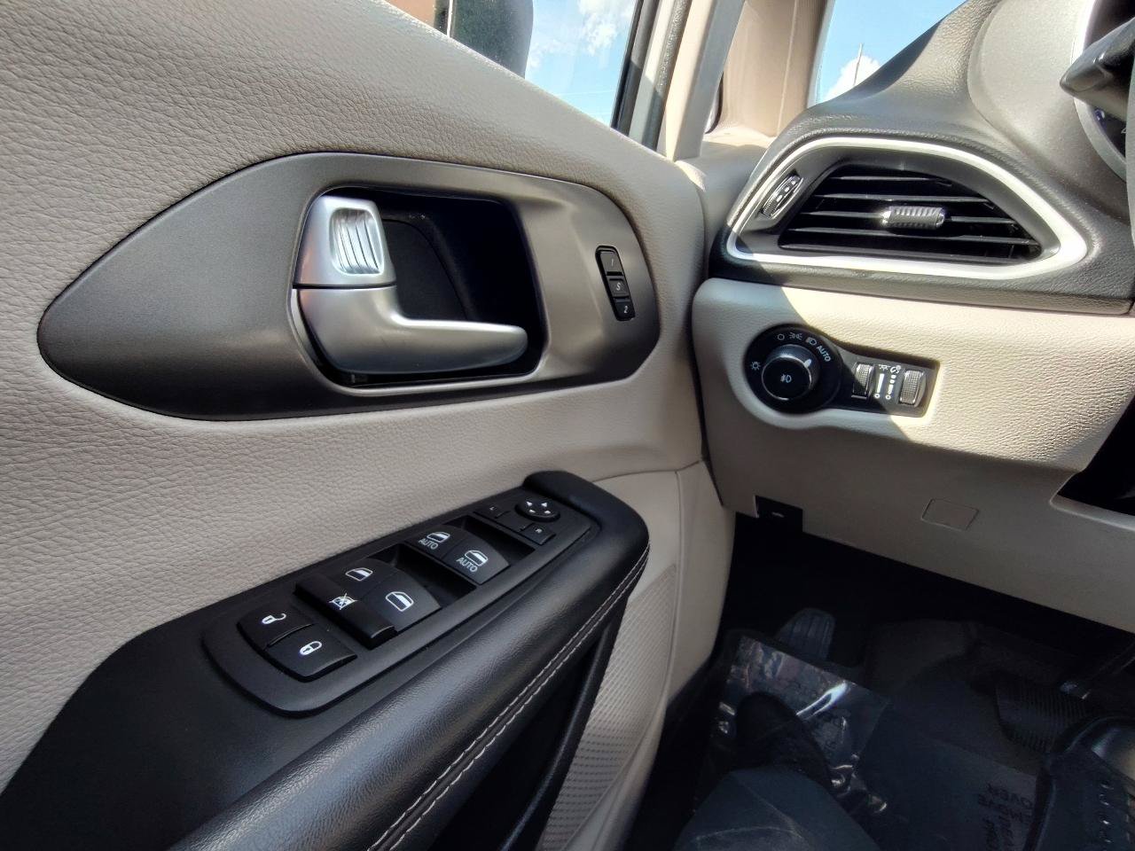 Used 2023 Chrysler Pacifica Touring-L FWD image 18