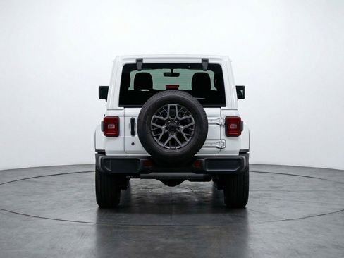 Used 2025 Jeep Wrangler Sahara image 7