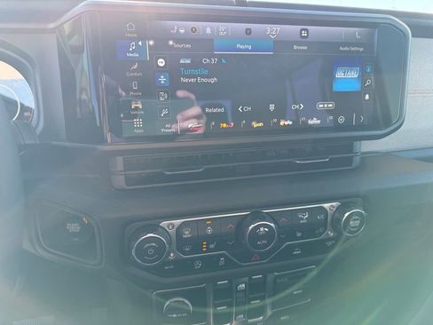 Used 2024 Jeep Gladiator Sport image 17