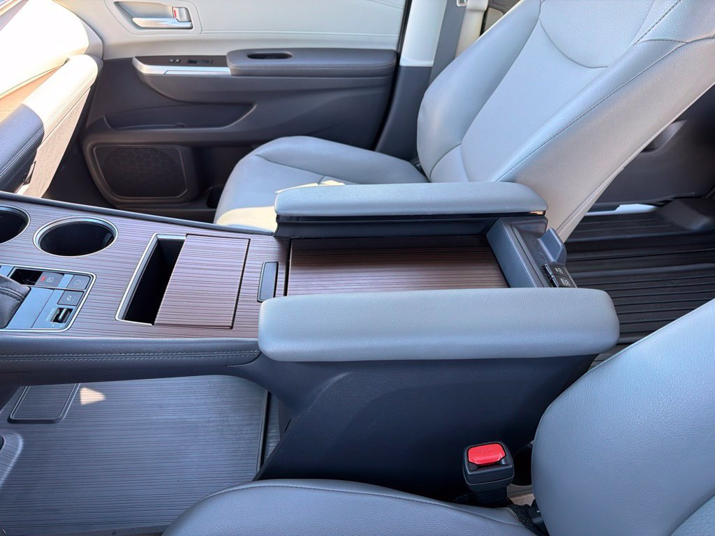 Used 2022 Toyota Sienna XLE w/ XLE Plus Package FWD image 13