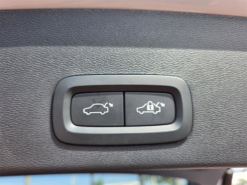 Used 2024 Volvo XC40 B5 Plus image 18