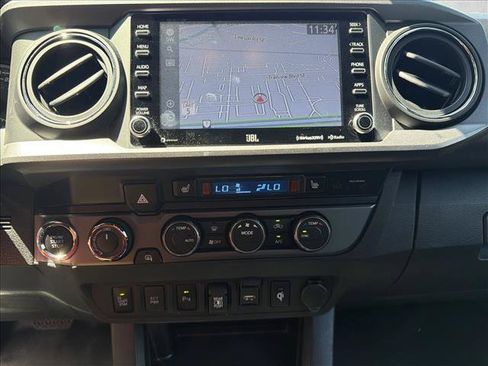 Used 2020 Toyota Tacoma TRD Sport w/ TRD Premium Sport Package AWD/4WD image 19