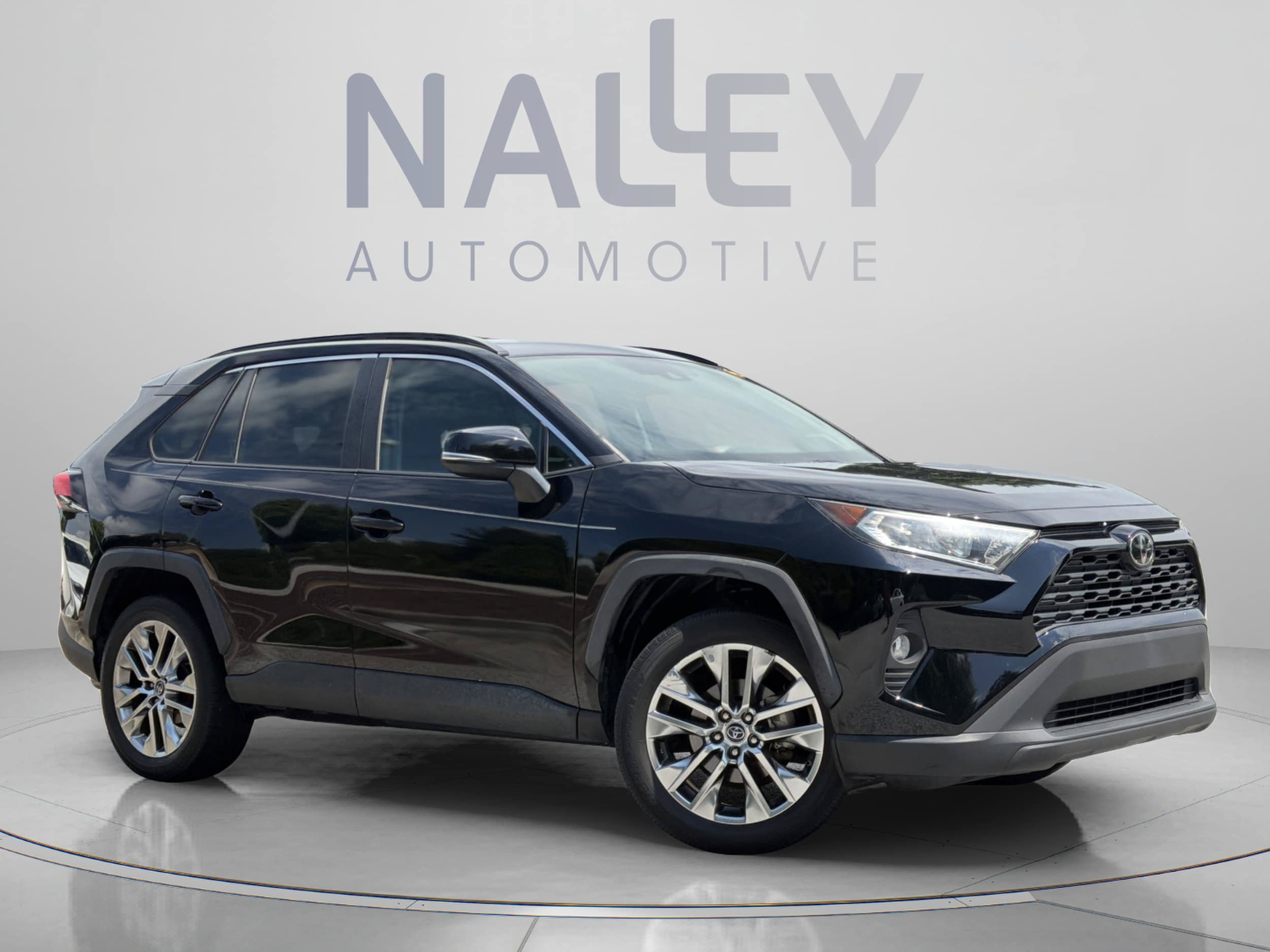 Used 2019 Toyota RAV4 XLE Premium w/ Cold Weather Package FWD image 5