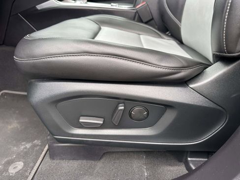 Used 2022 Ford Explorer XLT w/ Equipment Group 202A AWD/4WD image 11