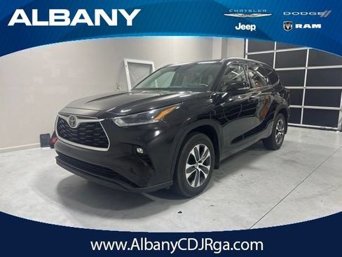 Used 2021 Toyota Highlander XLE AWD/4WD image 1