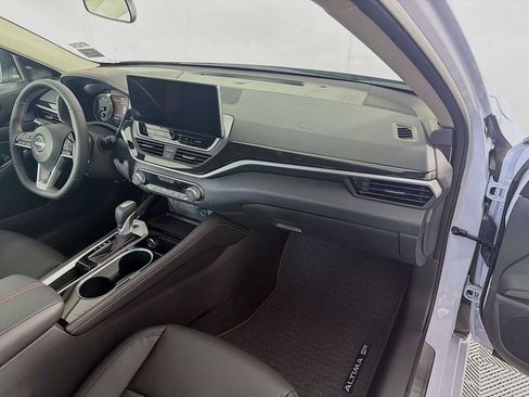 Used 2025 Nissan Altima 2.5 SR w/ SR Premium Package FWD image 26