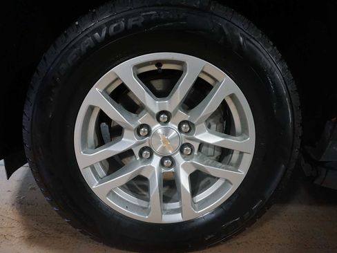 Used 2024 Chevrolet Suburban LT image 11