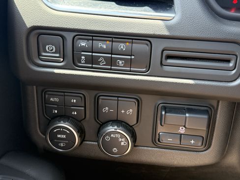 Used 2023 Chevrolet Suburban Z71 w/ Z71 Off-Road Package AWD/4WD image 32