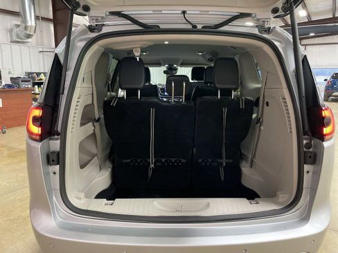 Used 2024 Chrysler Pacifica Touring-L image 25