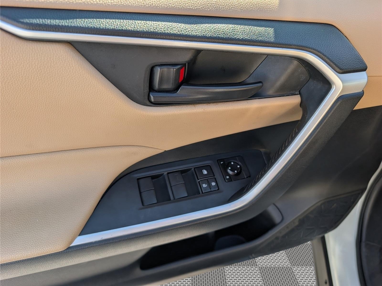 Used 2019 Toyota RAV4 LE w/ Carpet Mat Package AWD/4WD image 19