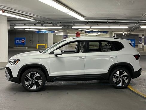 New 2025 Volkswagen Taos SE image 32
