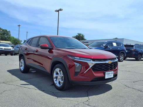 Used 2024 Chevrolet Trax LS w/ LS Convenience Package FWD image 19
