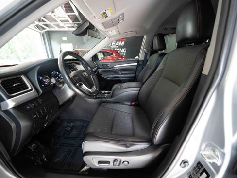 Used 2019 Toyota Highlander Plus w/ Carpet Mat Package (TMS) AWD/4WD image 9