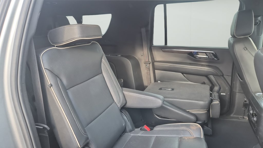 Used 2025 Chevrolet Suburban Premier AWD/4WD image 9