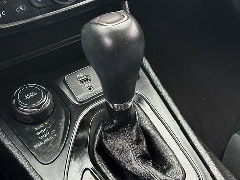 Used 2019 Jeep Cherokee Limited w/ Technology Group AWD/4WD image 28