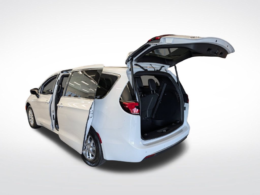 New 2027 Chrysler Pacifica Select FWD image 2