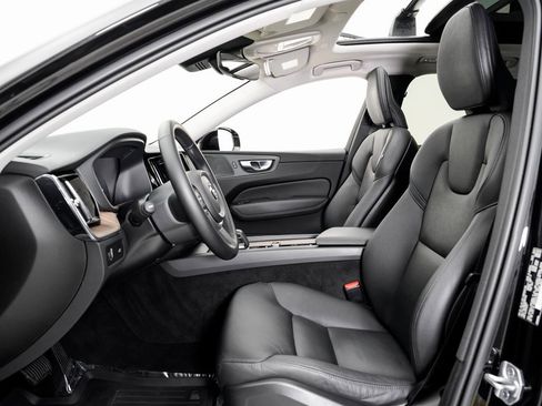 Used 2022 Volvo XC60 B5 Momentum w/ Advanced Package image 6