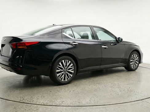 Used 2025 Nissan Altima 2.5 SV FWD image 9