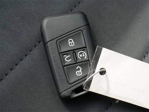 Certified 2025 Volkswagen Taos SE image 38