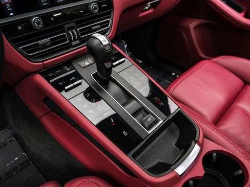 Used 2023 Porsche Macan Turbo image 24