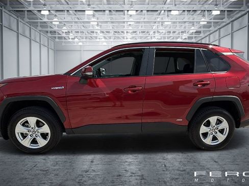 Used 2021 Toyota RAV4 LE AWD/4WD image 2
