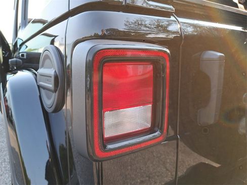 Used 2021 Jeep Wrangler Unlimited Sahara image 31