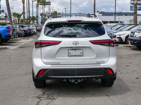 Used 2022 Toyota Highlander XLE AWD/4WD image 5