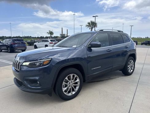 Used 2021 Jeep Cherokee Latitude Lux w/ Comfort/Convenience Group AWD/4WD image 3