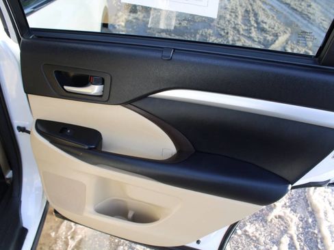 Used 2015 Toyota Highlander XLE image 15