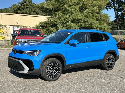 New 2025 Volkswagen Taos SE image 8