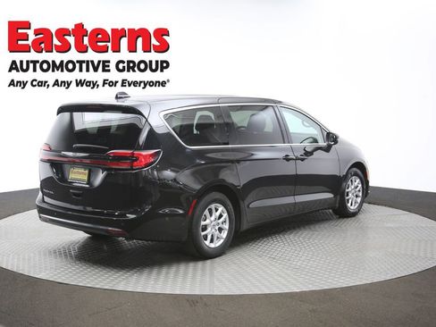 Used 2023 Chrysler Pacifica Touring-L FWD image 40