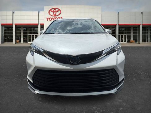 Used 2025 Toyota Sienna XLE FWD image 2