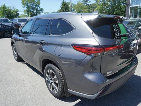 Used 2021 Toyota Highlander XLE AWD/4WD image 8