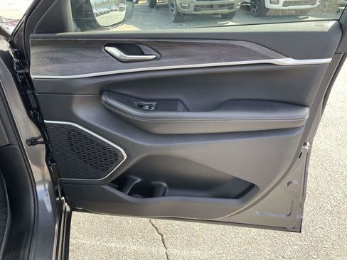 New 2026 Jeep Grand Cherokee Limited w/ Luxury Tech Group II image 16