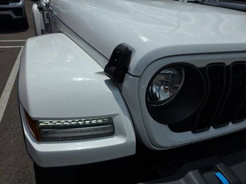 Used 2024 Jeep Wrangler Unlimited w/ Convenience Group AWD/4WD image 5