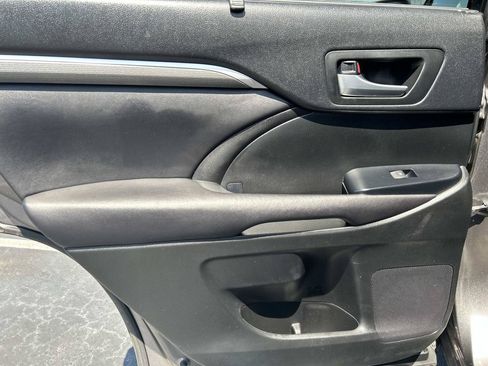 Used 2017 Toyota Highlander SE AWD/4WD image 13