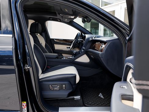 Certified 2024 Bentley Bentayga image 2