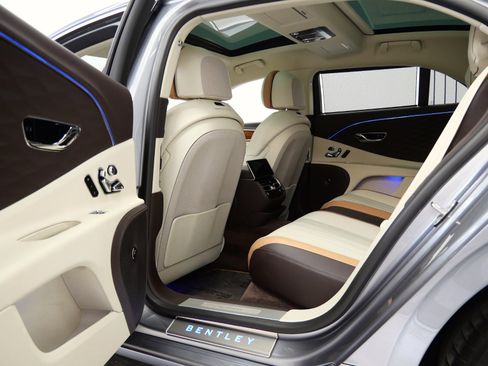 Used 2022 Bentley Flying Spur Plug-In Hybrid image 32