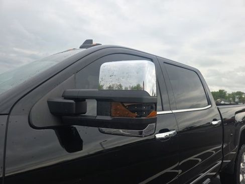 Used 2017 GMC Sierra 2500 Denali w/ Duramax Plus Package AWD/4WD image 3